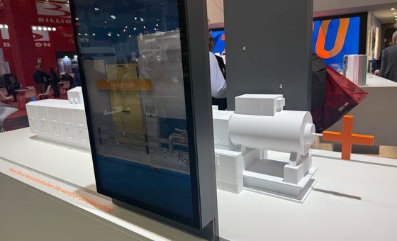 Glide & Show: the monitor moves along the rail across the model.