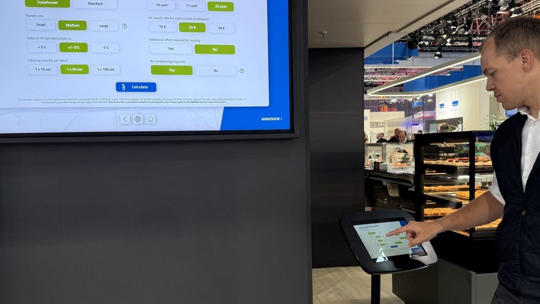 Mitarbeiter steuert eine interaktive Station per Tablet auf dem Messestand von HAUSER